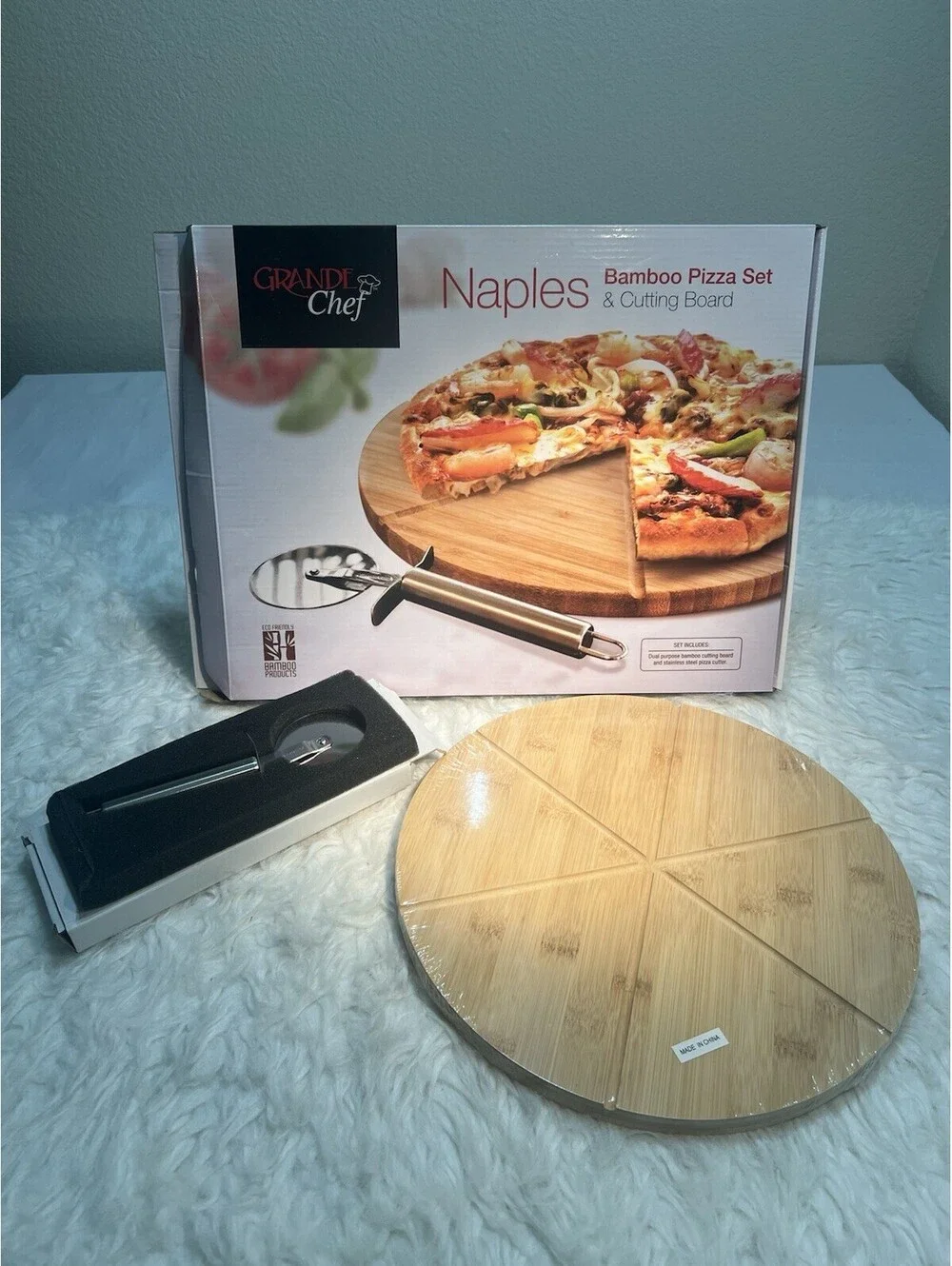 New Grande Chef Naples Bamboo Pizza / Cutting Board & Pizza Cutter Wheel